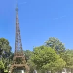 Una réplica de la Torre Eiffel cambiará de hogar: de Alicia a Villa Parque Siquiman